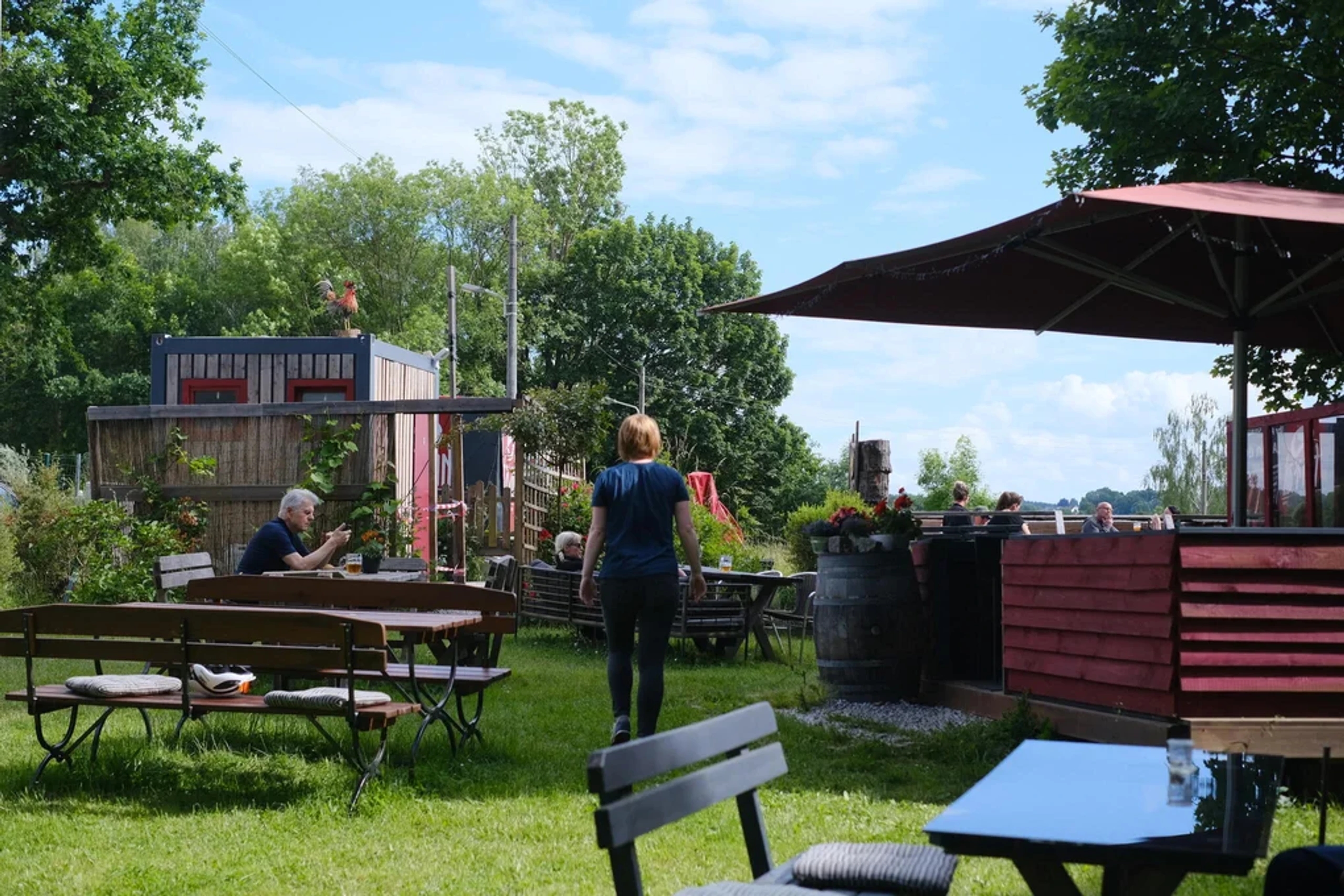 Biergarten mit Sitzplätzen unter Bäumen