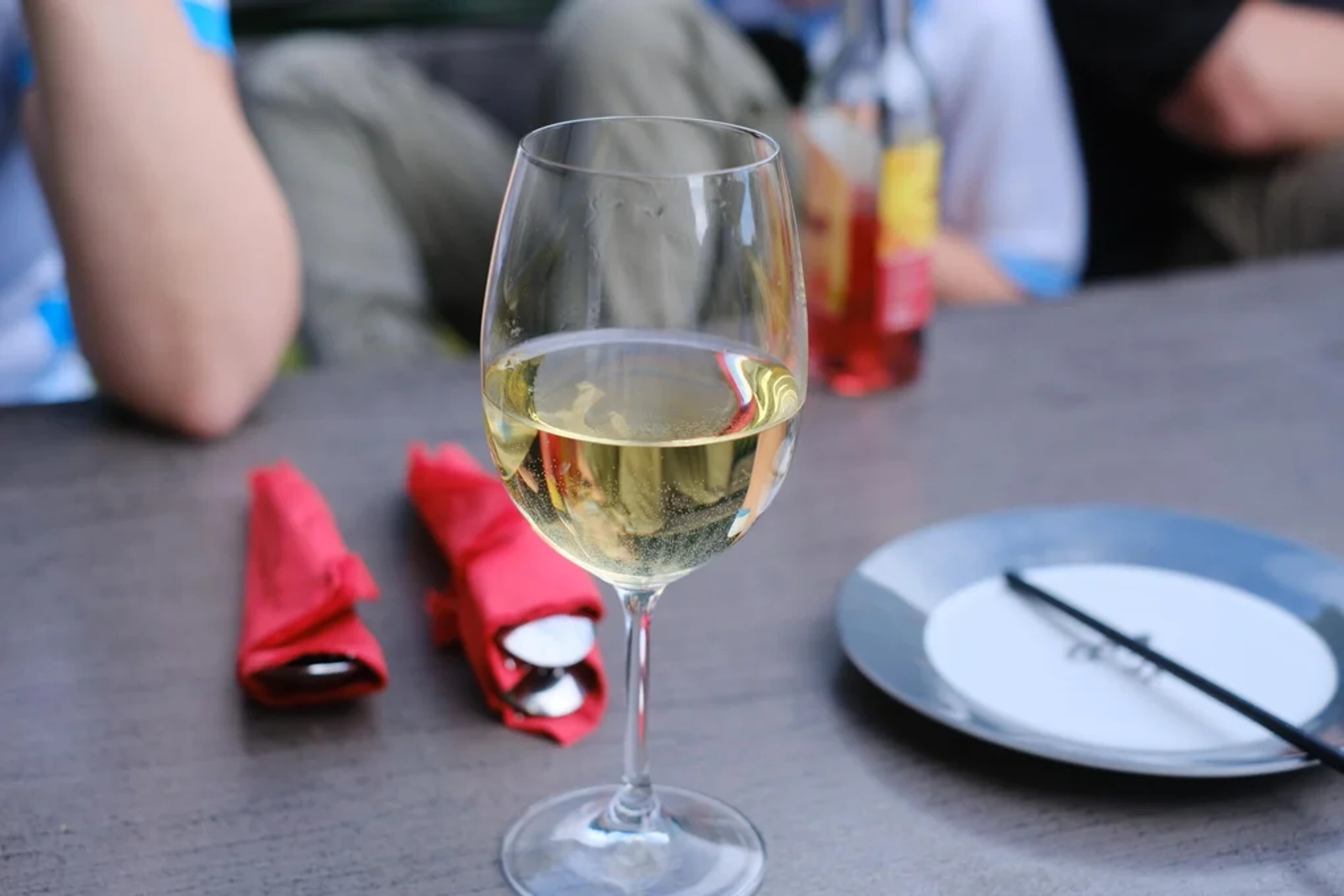 Gedeckter Tisch mit Weinglas im Fasan